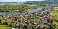 A cidade alemã de Büsingen am Hochrhein está totalmente cercada pela Suíça  Foto: Alamy / BBC News Brasil