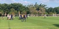 Torcedores invadem o CT durante treino do Cruzeiro  Foto: Reprodução/Twitter / Estadão