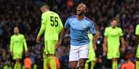 Sterling sai do banco parar marcar primeiro gol do Manchester City (Foto: AFP)  Foto: Lance!