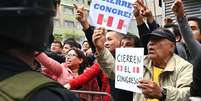 Manifestantes cobram fechamento do Congresso peruano em Lima  Foto: Getty Images / BBC News Brasil