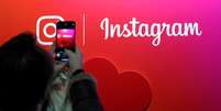 Visitante tira um foto do logotipo do Instagram durante feira em Paris. 7/2/2018. REUTERS/Charles Platiau  Foto: Reuters