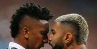 Bruno Cortez e Gabigol discutem durante duelo entre Gr&ecirc;mio e Flamengo.  Foto: Diego Vara / Reuters