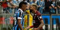 Bruno Cortez e Gabigol discutem durante duelo entre Grêmio e Flamengo.  Foto: Rodrigo Ziebell / Frame Photo / Estadão Conteúdo