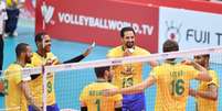 Jogadores do Brasil comemoram quarta vit&oacute;ria e 100% de aproveitamento (Foto: Divulga&ccedil;&atilde;o/FIVB)  Foto: Gazeta Esportiva