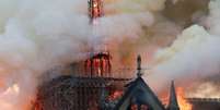 Fogo na catedral de Notre-Dame, em abril; empresa ganense fez proposta de fornecimento de matéria-prima para reconstrução  Foto: Reuters / BBC News Brasil