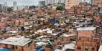 Oferta de serviços como aplicativos de entrega é limitada para moradores de favelas em diversas cidades do país  Foto: Getty Images / BBC News Brasil