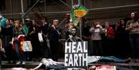 Ativistas do clima protestam com suas roupas sujas de sangue falso em Wall Street, em Nova York
07/10/2019
REUTERS/Shannon Stapleton  Foto: Reuters