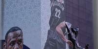 Funcionários removem cartaz gigante de promoção de partida de exibição da NBA na China de prédio em Xangai
09/10/2019
REUTERS/Aly Song
  Foto: Reuters