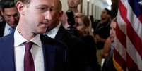 Presidente-executivo do Facebook, Mark Zuckerberg, encaminha-se para encontro com senador dos EUA Josh Hawley. 19/9/2019. REUTERS/Joshua Roberts  Foto: Reuters