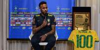 Neymar recebe homenagem pelos 100 jogos pela Seleção (Foto: Pedro Martins / MoWA Press)  Foto: LANCE!