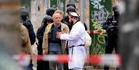 Visitante de sinagoga conversa com policiais após ataque em Halle, na Alemanha  Foto: EPA / Ansa