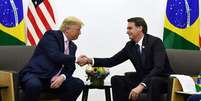 Trump e Bolsonaro se cumprimentam durante encontro em junho  Foto: BRENDAN SMIALOWSKI/AFP/Getty Images / BBC News Brasil