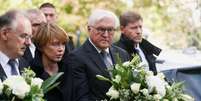 Presidente da Alemanha, Frank-Walter Steinmeier, e a esposa, Elke Budenbender, prestam homenagem a v&iacute;timas de ataque em sinagoga de Halle
10/10/2019
REUTERS/Hannibal Hanschke  Foto: Reuters