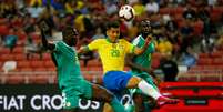 Lance entre Firmino (Brasil) e Kalidou Koulibaly e Salif Sane, do Senegal  Foto: Feline Lim / Reuters