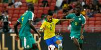 Neymar tenta o drible durante amistoso da Seleção contra Senegal  Foto: Feline Lim / Reuters