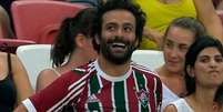 Torcedor faz sucesso em Singapura com aparência de Salah e camisa do Fluminense (Foto: Reprodução/Twitter)  Foto: Lance!