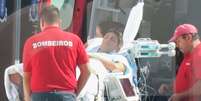 Ângelo Rodrigues durante transferência entre hospitais da Grande Lisboa  Foto: Correio da Manhã TV / Reprodução
