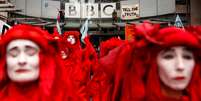 Manifestantes contra aquecimento global protestam na BBC em Londres 11/10/2019.REUTERS/Peter Nicholls  Foto: Reuters