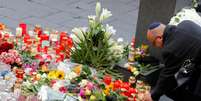Moradores de Halle, na Aleamanha, prestam homenagem a v&iacute;timas de ataque 
10/10/2019
REUTERS/Hannibal Hanschke  Foto: Reuters
