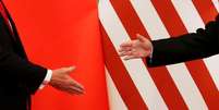 Presidente dos EUA, Donald Trump, e presidente da China, Xi Jinping, prestes a se cumprimentarem durante encontro em Pequim 
09/11/2017
REUTERS/Damir Sagolj  Foto: Reuters