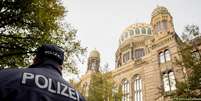 Policial vigia Nova Sinagoga de Berlim  Foto: DW / Deutsche Welle