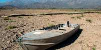 Um barco abandonado na lagoa Aculeo, cerca de 70 km ao sul de Santiago. Este local, que durante décadas foi uma importante atração turística, hoje é um símbolo da seca chilena  Foto: Getty Images / BBC News Brasil