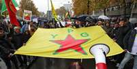 Curdos protestam contra incursão da Turquia no nordeste da Síria  Foto: EPA / Ansa - Brasil