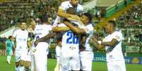 O jogador Dedé Comemora gol do Cruzeiro durante a partida entre Chapecoense e Cruzeiro valida pela 25° rodada do Campeonato Brasileiro de Futebol Série A, realizado na Arena Condá, SC, neste domingo, 13.  Foto: Tarla Wolski / Futura Press