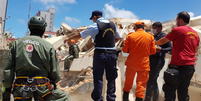 Bombeiros estimam que ao menos 15 pessoas estejam sob os escombros de prédio que desabou  Foto: AssCom/CBMCE / BBC News Brasil