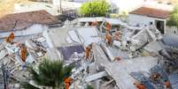 Agentes do Corpo de Bombeiros do Ceará trabalhando nos escombros do prédio que desabou na manhã desta terça-feira.  Foto: João Dijorge / PhotoPress / Estadão Conteúdo
