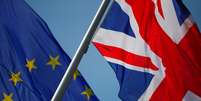 European Union and British flags flutter in front of a chancellery ahead of a visit of British Prime Minister Theresa May in Berlin, Germany, April 9, 2019. REUTERS/Hannibal Hanschke - RC173E138060  Foto: Reuters