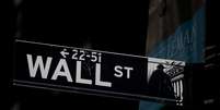 Placa sinaliza Wall Street, em Nova York
17/09/2019
REUTERS/Brendan McDermid  Foto: Reuters