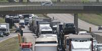 Trânsito congestionado na Rodovia Santos Dumont após uma tentativa de assalto à empresa de transporte de valores Brink's, localizada no Aeroporto Internacional de Viracopos, em Campinas (SP)  Foto: DENNY CESARE / Estadão