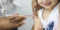 A vacina tríplice viral protege contra sarampo, rubéola e caxumba  Foto: Marcelo Camargo/Agência Brasil / Estadão Conteúdo