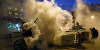 Manifestante joga bomba de g&aacute;s lacrimog&ecirc;neo de volta contra a pol&iacute;cia durante protestos em Barcelona
18/10/2019 REUTERS/Albert Gea  Foto: Reuters