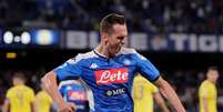 O polonês Arkadiusz Milik fez os dois gols da vitória do Napoli sobre o Verona, neste sábado (19)  Foto: Ciro De Luca / Reuters