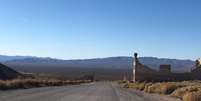 Cidade fantasma de Rhyolite, em Nevada, que guarda uma das placas de Kcymaerxthaere  Foto: Laura Kiniry / BBC News Brasil