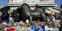 Homenagem às vítimas dos atentados de 13 de novembro, em Paris  Foto: EPA / Ansa - Brasil