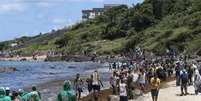 Homens do Exército começaram a ajudar na limpeza das praias atingidas óleo em Itapuama, no Cabo de Santo Agostinho (PE), nesta terça-feira, 22 de outubro de 2019  Foto: CARLOS EZEQUIEL VANNONI/AGÊNCIA PIXEL PRESS / Estadão Conteúdo