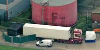 Um cordão de isolamento foi colocado no local onde o caminhão foi encontrado — e o Parque Industrial de Waterglade foi fechado  Foto: PA Media / BBC News Brasil
