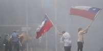 Manifestantes nas ruas de Santiago nesta quarta-feira, sexto dia consecutivo de protestos no país  Foto: EPA / BBC News Brasil