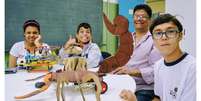 Julia, Guilherme e André exibem seus projetos de robótica na sala de recursos com o professor Edson: 'Professor não pode deixar ninguém para trás'  Foto: Secretaria Municipal de Educação / BBC News Brasil