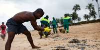 Morador retira petróleo da praia de Barra de Jacuípe, em Camaçari, na Bahia
22/10/2019 REUTERS/Lucas Landau  Foto: Reuters