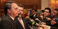 Presidente Jair Bolsonaro fala a jornalistas durante viagem à China  Foto: Presidência da República / BBC News Brasil