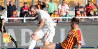 Lance entre Higuain, do Juventus, e Fabio Lucioni, do Lecce; partida terminou com empate modesto  Foto: Ciro De Luca / Reuters