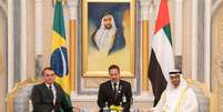 Bolsonaro com Mohamed bin Zayed al-Nahyan, nos Emirados Árabes  Foto: Reuters