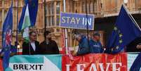 Euroc&eacute;ticos e europe&iacute;stas protestam em frente ao Parlamento do Reino Unido, em Londres  Foto: EPA / Ansa