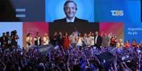Alberto Fernández e a ex-presidente Cristina Kirchner comemoram os resultados das eleições em Buenos Aires; ambos citaram líderes políticos de outros países latino-americanos, incluindo do Brasil  Foto: REUTERS/Agustin Marcarian / BBC News Brasil