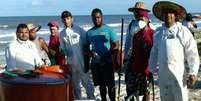 Pescadores se mobilizaram para retirar aproximadamente 80 kg de óleo do mar  Foto: SOS Mar Mangue Canes / BBC News Brasil