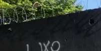 Torcida vandaliza sede-social do Corinthians e pede a demissão do técnico Fábio Carille (Foto: Reprodução/Twitter)  Foto: Lance!